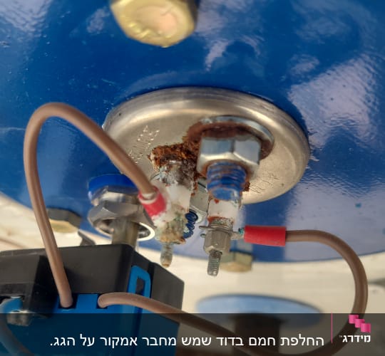 חיבורים חשמליים על דוד שמש עם חלודה